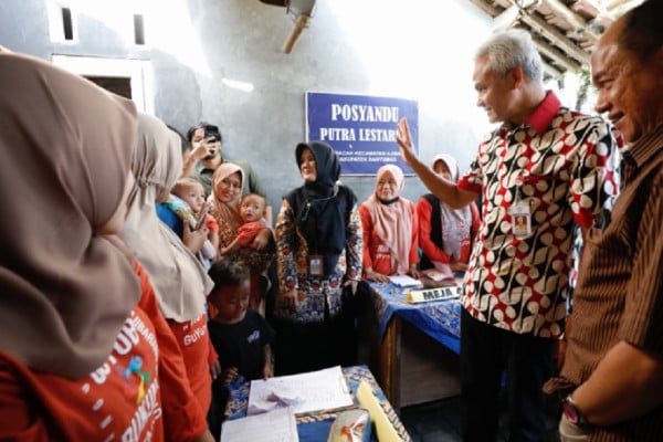 Momen Ganjar Timbang dan Gendong Balita di Posyandu untuk Edukasi Masyarakat