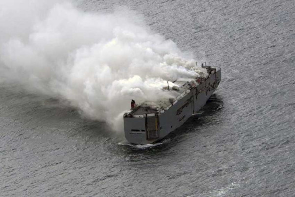 Kapal Kargo Bermuatan 3.000 Mobil Terbakar, Kendaraan Listrik Penyebabnya?