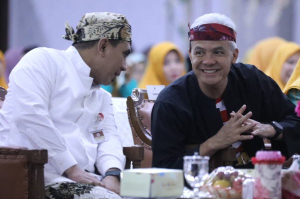 Dukung Perjuangan Perempuan, Ganjar Berkisah Tentang Mbah Moen dan Nyi Hajar Dewantara