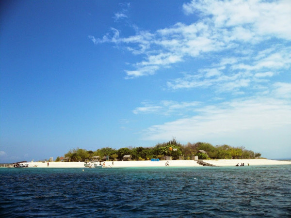 4 Wisata Cantik di Lombok yang Wajib Dikunjungi, Nomor 3 Dikelilingi Tebing dan Perbukitan
