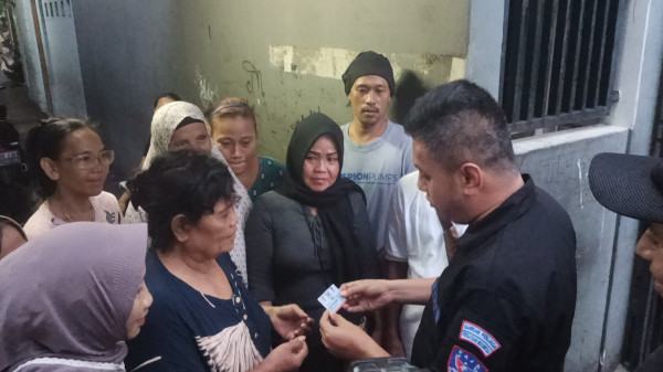 Blusukan ke Gang Sempit di Kemayoran, Baja Perindo-Bacaleg DPRD DKI Bagikan KTA Asuransi dan Minyak Goreng