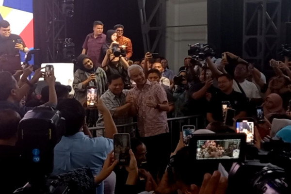 Momen Hangat Ganjar dan Prabowo Berpelukan di Hadapan Anak-anak Muda