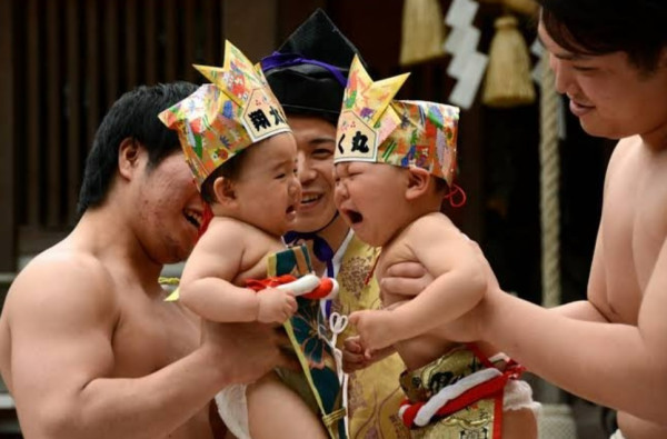 10 Festival Paling Unik di Dunia, Nomor 9 Pesumo Berlomba Membuat Bayi Menangis
