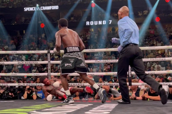 Menang TKO Ronde 9 Atas Errol Spence Jr, Seberapa Efektif Pukulan Terence Crawford?