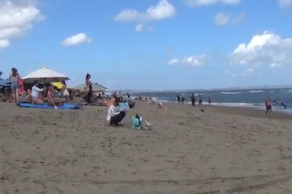 Viral! Bule Tanpa Malu Bersetubuh di Tepi Pantai dan Ditonton Banyak Orang