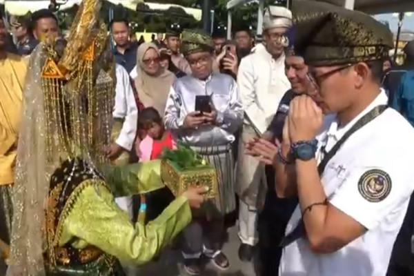 Sandiaga Uno Disambut Tarian Sekapur Sirih saat Kunjungi Pulau Asal Usul Bahasa Indonesia