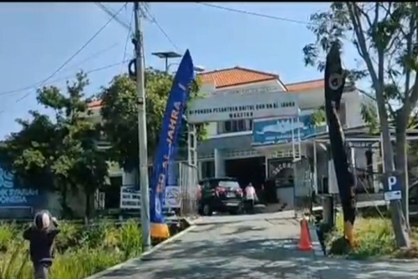 Foto Siswi Tenteng Senjata Bikin Resah, Ini Penjelasan Pengasuh Pesantren di Magetan
