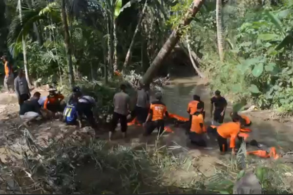 8 Penambang Emas Terjebak dalam Sumur, Tim SAR Gabungan Bendung Sungai Tajur