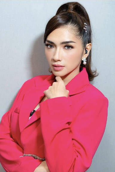 Potret Cantik Angel Karamoy Pakai Outfit Blazer Pink, Secantik Barbie!