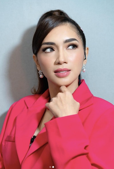 Potret Cantik Angel Karamoy Pakai Outfit Blazer Pink, Secantik Barbie!