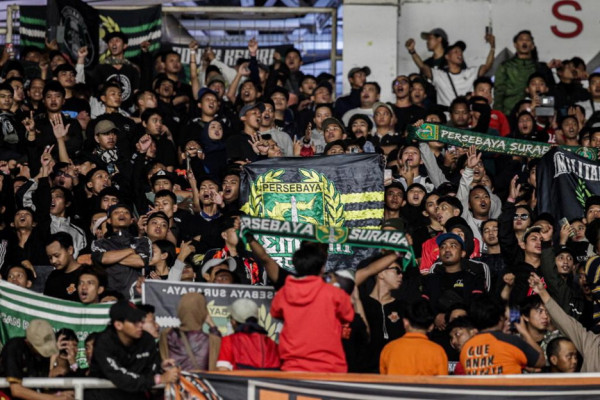 Bonek Dampingi Persebaya Berlaga di SUGBK, Aji Santoso Minta Komdis Lebih Bijak