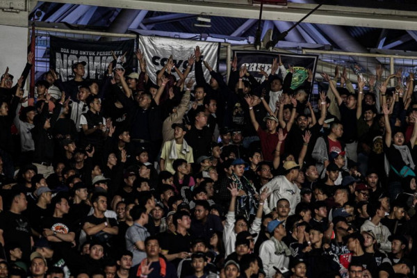 Bonek Dampingi Persebaya Berlaga di SUGBK, Aji Santoso Minta Komdis Lebih Bijak