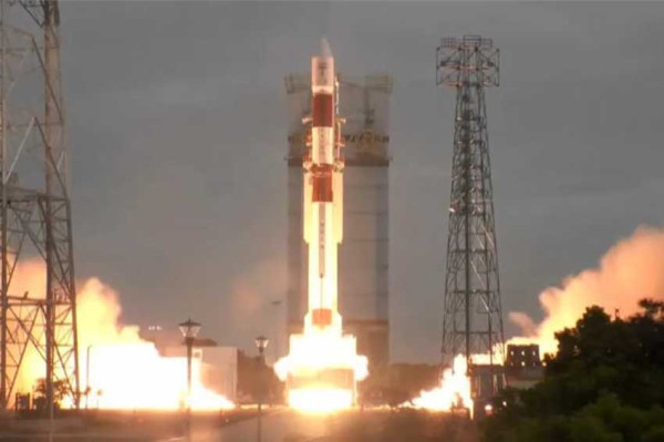 India dan Singapura Sukses Luncurkan 7 Satelit Radar Pengamat Bumi