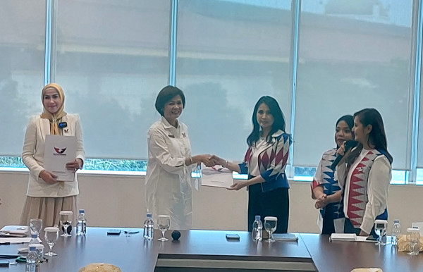 Momen Liliana Tanoesoedibjo Serahkan SK Kartini Perindo kepada Venna Melinda dan Ci Mehong