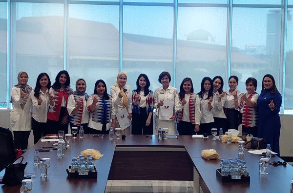 Momen Liliana Tanoesoedibjo Serahkan SK Kartini Perindo kepada Venna Melinda dan Ci Mehong