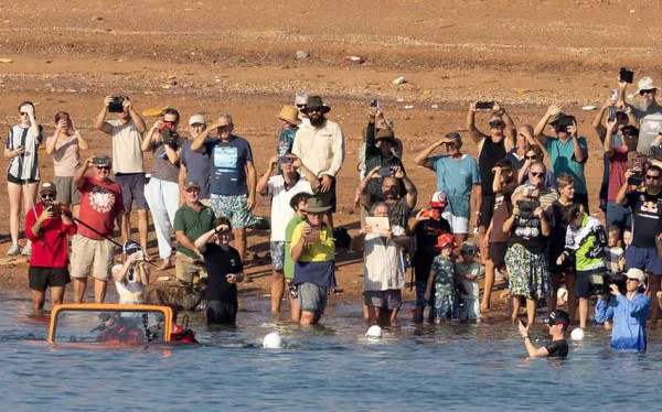 Toyota Land Cruiser Listrik Cetak Rekor Dunia, Jalan di Dalam Laut Sejauh 7 Kilometer