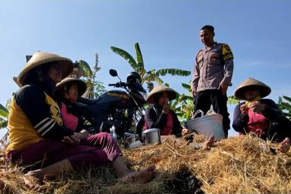 Unik! Bhabinkantibmas Polres Boyolali Sulap Motor Dinas Jadi Warkop Gratis, Tampung Curhat Warga