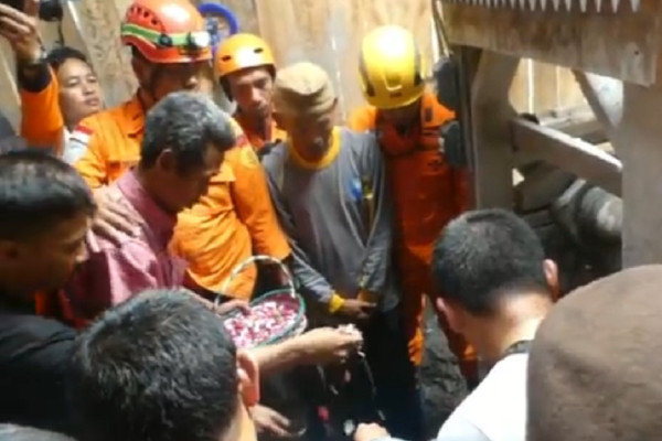 Tangis Pecah di Banyumas, Operasi SAR Ditutup 8 Penambang Emas Belum Ditemukan