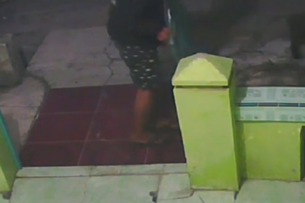 2 Maling Pagar Rumah Warga di Medan Terekam CCTV