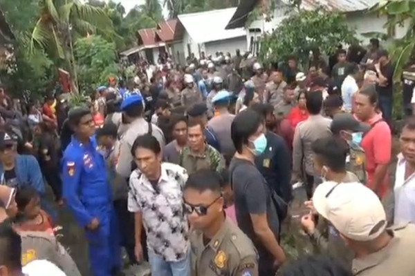 Tragis! Puluhan Keluarga di Bitung Saksikan Rumahnya Dirobohkan Alat Berat