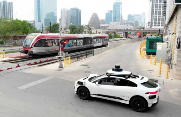 Robot Taksi Waymo Beroperasi di Austin, Texas