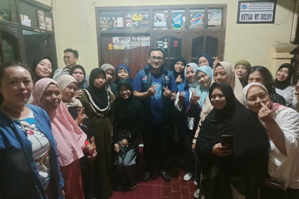 Bacaleg Perindo Effendi Syahputra Berikan 2 Speaker Portable ke Warga Grogol Selatan