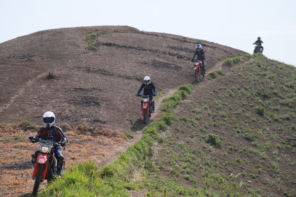 Merasakan Sensasi Trabasan di Karst Citatah dengan Honda CRF150L