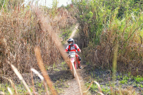 Merasakan Sensasi Trabasan di Karst Citatah dengan Honda CRF150L