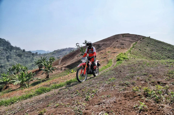 Merasakan Sensasi Trabasan di Karst Citatah dengan Honda CRF150L