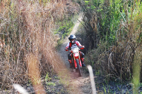 Merasakan Sensasi Trabasan di Karst Citatah dengan Honda CRF150L