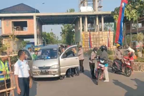 Polisi Bersenjata Lengkap Kawal Penggeledahan Pesantren Al-Zaytun