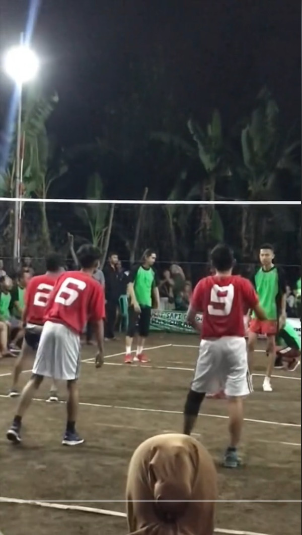 Viral Video Duta Sheila On 7 Main Voli Bareng Tetangga, Sikapnya Dipuji Merakyat