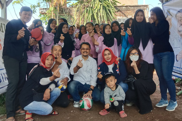 Jelang Hari Kemerdekaan, Bacaleg Perindo Bagikan Sarana Olahraga untuk Warga Bandung
