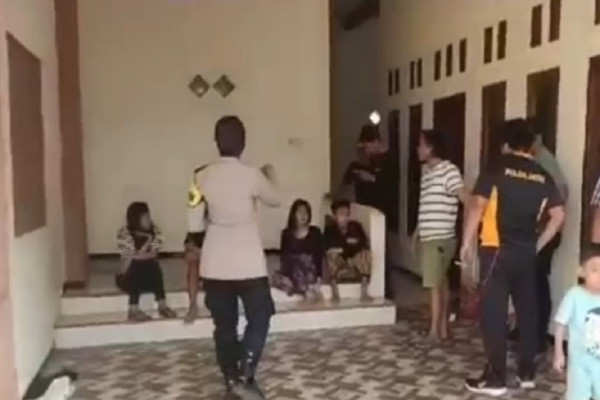 Asyik Mesum di Kamar Kos, 4 Muda-mudi Digerebek Warga Bangkalan