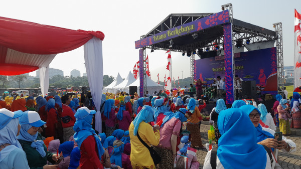 Ramaikan Istana Berkebaya, Ribuan Emak-emak Tiba di Monas