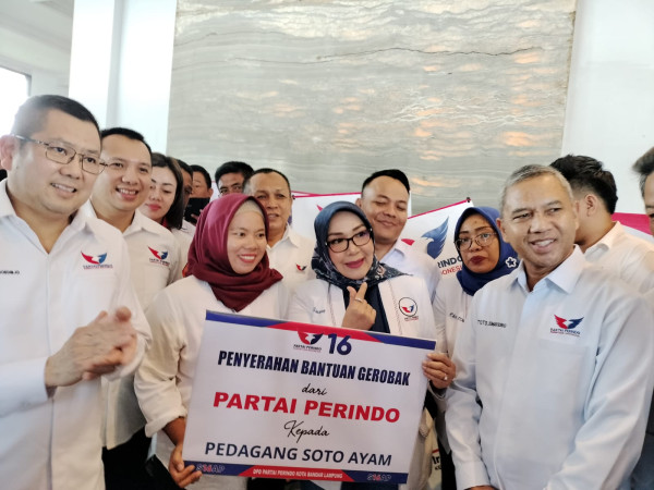 Dukung UMKM di Lampung, Ketua Umum Partai Perindo Hary Tanoesoedibjo Serahkan Gerobak Gratis