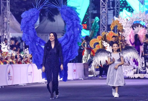 5 Foto Arumi Bachsin saat Tampil di Jember Fashion Carnaval, Cantik dan Berkelas