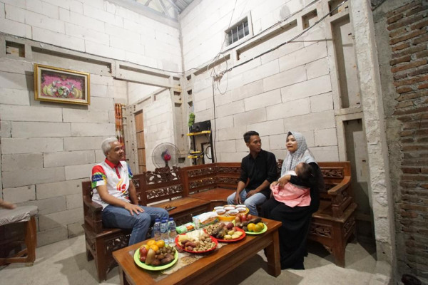 Kehangatan Ganjar saat Menginap di Rumah Warga, Makan Malam hingga Nyanyi Bareng