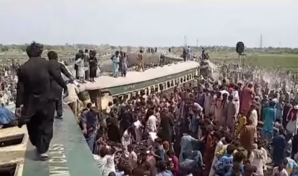 Kereta Api Tergelincir di Pakistan, Sedikitnya 30 Orang Tewas