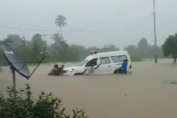 Banjir Terjang Halmahera Tengah, Longsor Putus Akses Jalan Warga