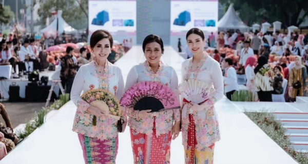 Wamenparefkraf Tampil Anggun di Catwalk Istana Berkebaya