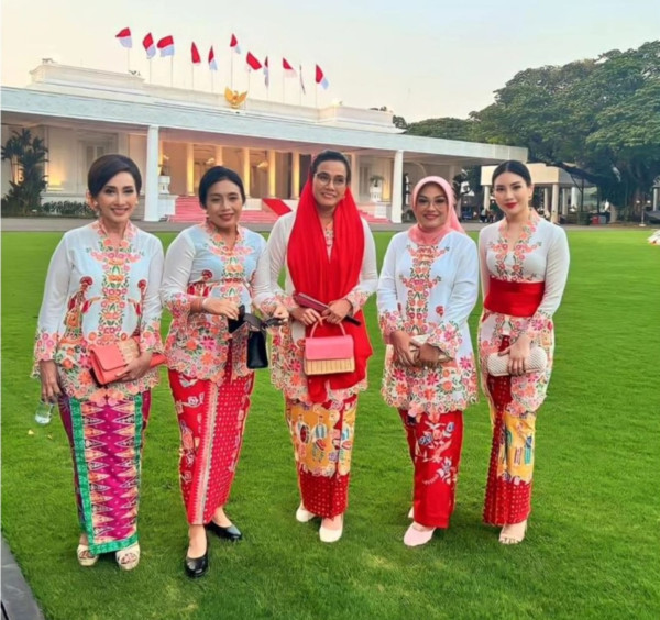 Wamenparefkraf Tampil Anggun di Catwalk Istana Berkebaya