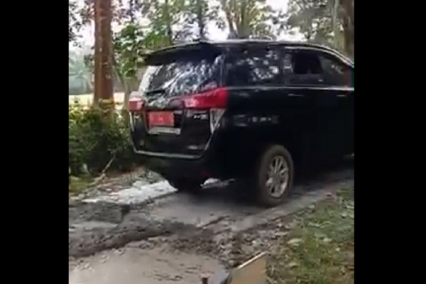 Konyol! Mobil Dinas Pelat Merah Terobos Jalan yang Sedang Dicor