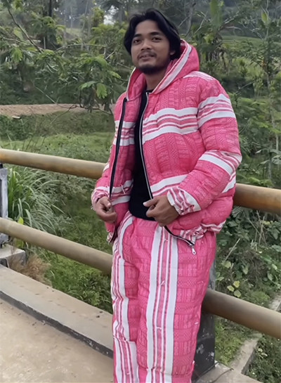 Content Creator Ini Sulap Kasur Jadi Setelan Outfit Menyerupai Puffer Jacket