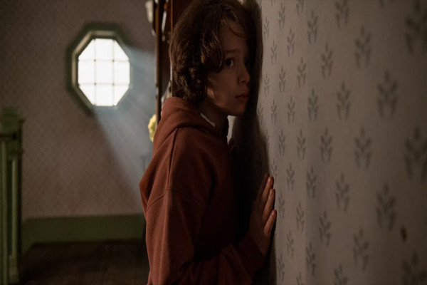 Review Film Cobweb: Teror dari Balik Dinding Rumah Tua