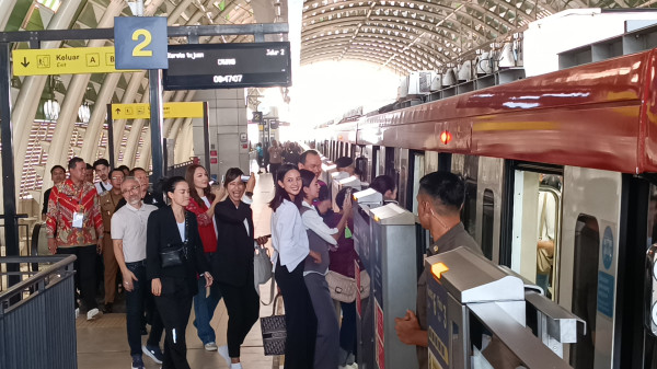 Presiden Jokowi Ajak Influencer Jajal LRT Jabodebek dari Stasiun Jatimulya Bekasi-Dukuh Atas