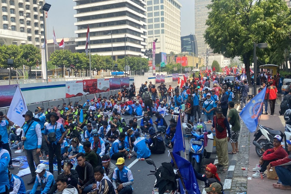 Penampakan Massa Buruh Kuasai Jalan MH Thamrin Jakarta Pusat