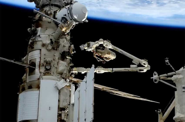Kosmonot Rusia Jadi yang Pertama Kendarai Lengan Robotik di Luar Angkasa