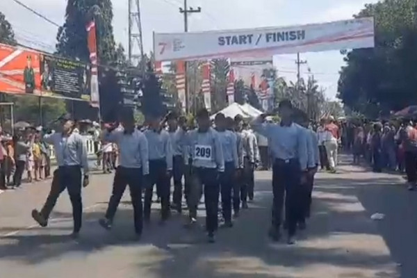 Gerak Jalan Kemerdekaan di Bangkalan Ricuh, Seorang Lurah Dipukul Peserta