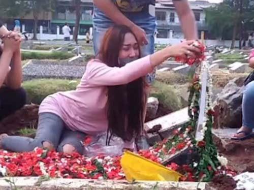 Sering Jadi Sasaran Cacian Hater, Lucinta Luna Nangis Minta Maaf di Atas Pusara Orang Tua